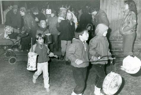 ARH Slg. Bartling 4978, Laternenzug der Kinder aus der Feierscheune beim Erntefest, Vesbeck, zwischen 1985/1990