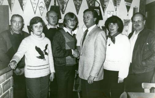 ARH Slg. Bartling 4982, Ehrung von zwei Sportlerinnen und vier Sportlern durch den 1. Vorsitzenden Helmut Felten (Mitte) im Vereinsheim des SG Helstorf-Vesbeck vor einer Wand mit vielen Wimpeln, Vesbeck, um 1975
