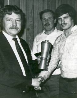 ARH Slg. Bartling 4983, Überreichung eines Pokals an N. N. durch Fritz Redeker aus Mariensee (l.) im Beisein von N. N. (Mitte), SG Helstorf-Vesbeck, um 1975