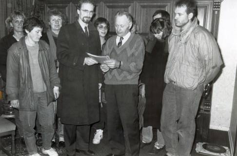 ARH Slg. Bartling 4991, Überreichung eines Schriftsatzes an den Bürgermeister Heinrich Thies durch eine Delegation von jüngeren Leuten, Welze , um 1975