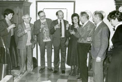 ARH Slg. Bartling 4994, Stehempfang und Begrüßungstrunk einer Delegation aus Neustadt a. Rbge. beim Ortsbürgermeister von Welze Heinrich Thies (3. v. r.), Welze, um 1995