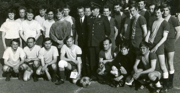 ARH Slg. Bartling 5006, Pokalspiel des TSV Mariensee-Wulfelade gegen eine Mannschaft des LTG 52 Wunstorf, gemeinsames Erinnerungsfoto beider Mannschaften, in der Mitte in Uniform Hauptfeldwebel Beier, 1970