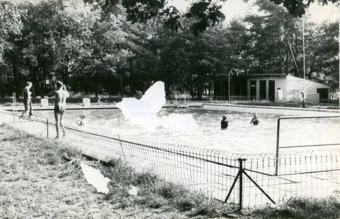 ARH Slg. Bartling 5010, Blick von der Liegewiese diagonal über das das Schwimmbecken auf das Sanitärgebäude des Waldbads, Wulfelade, 1970