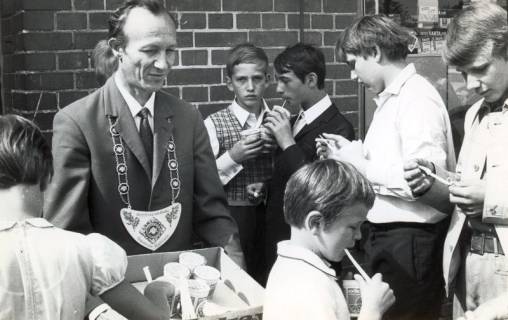 ARH Slg. Bartling 5014, Schützenkönig beim Verteilen von süßen Getränken an Kinder und Jugendliche auf dem Schützenfest, Wulfelade, 1970