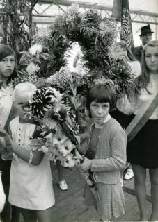 ARH Slg. Bartling 580, Erntefest, Gruppe junger Mädchen, eine Blumen-geschmückte Erntekrone tragend, Stöckendrebber, 1972