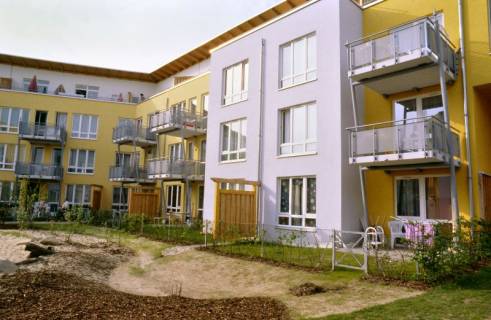 ARH Slg. Bürgerbüro 54, Blick vom Innenhof auf ein Wohngebäude an der Annette-Kolb-Straße in der Regenbogensiedlung, Misburg, 1999