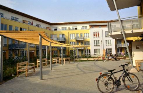 ARH Slg. Bürgerbüro 55, Innenhof und Wohngebäude an der Annette-Kolb-Straße in der Regenbogensiedlung, Misburg, 1999