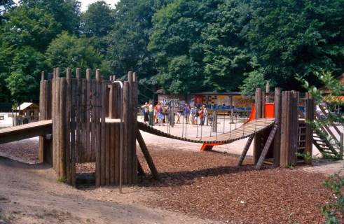 ARH Slg. Bürgerbüro 58, Klettergerüst mit Hängebrücke auf einem Spielplatz, Hannover, 1997