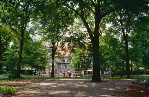 ARH Slg. Bürgerbüro 62, Blick vom Park auf den Lister Turm mit Biergarten, List, 1997