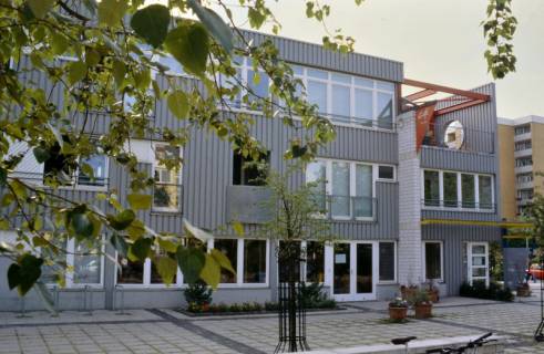 ARH Slg. Bürgerbüro 82, Blick auf das Gebäude in der Plauener Straße 12 mit Café, Sahlkamp, 1997