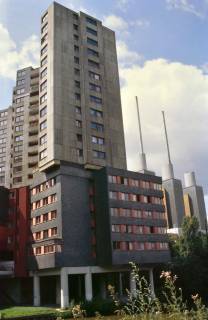 ARH Slg. Bürgerbüro 84, Blick auf ein Teil des Ihme-Zentrums und dem Türmen des Heizkraftwerkes an der Spinnereistraße, Linden, 1997