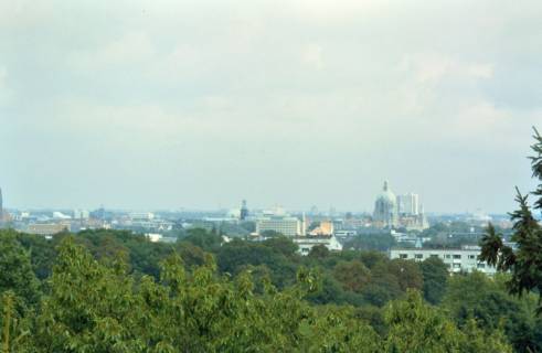 ARH Slg. Bürgerbüro 96, Blick vom Gebäude des Wasserhochbehälters am Lindener Berge auf Hannover, rechts das Neue Rathaus, Linden, 2000