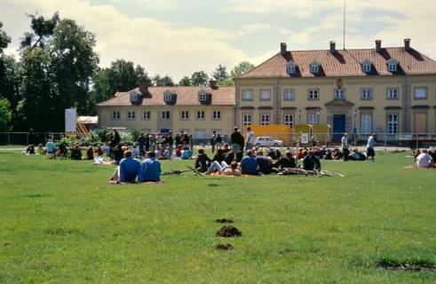ARH Slg. Bürgerbüro 118, Besucher im Georgengarten mit Blick auf das Gebäude des Wilhelm Busch Museums, Hannover, zwischen 1999/2005