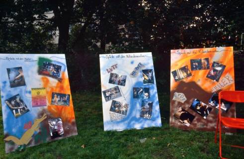 ARH Slg. Bürgerbüro 132, Ausstellungstafeln auf einem Fest für mehr Kinderfreundlichkeit vor dem neuem Rathaus, Hannover, zwischen 1995/2005