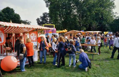 ARH Slg. Bürgerbüro 137, Zahlreiche Besucher auf einem Fest für mehr Kinderfreundlichkeit vor dem neuem Rathaus, Hannover, zwischen 1995/2005
