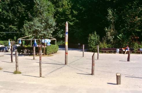 ARH Slg. Bürgerbüro 140, Pfeiler auf einem Spielplatz, Hannover, zwischen 1995/2005