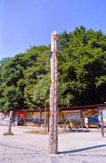 ARH Slg. Bürgerbüro 141, Pfeiler auf einem Spielplatz, Hannover, zwischen 1995/2005