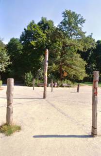 ARH Slg. Bürgerbüro 143, Pfeiler auf einem Spielplatz, Hannover, zwischen 1995/2005