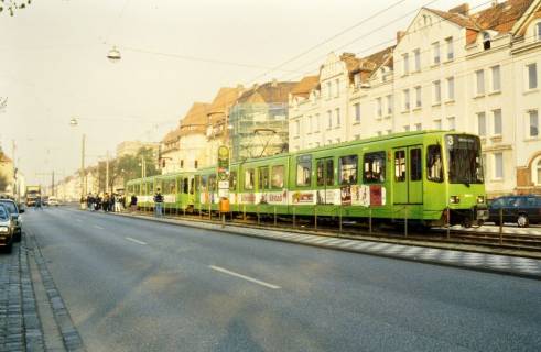 ARH Slg. Bürgerbüro 146, Blick auf die Straßenbahn der Linie 3 Mühlenberg an der Haltestelle Spannhagengarten, Podbielskistraße, Vahrenwald-List, zwischen 1999/2005