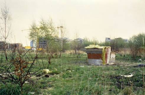 ARH Slg. Bürgerbüro 155, Vermüllte Wiese, im Hintergrund die Baustelle in einem Wohngebiet in der Nähe des Telemax Fernsehturms, Großbuchholz, zwischen 1999/2005