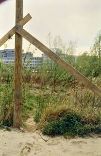ARH Slg. Bürgerbüro 157, Holzpfeiler und Bürogebäude in der Nähe des Telemax Fernsehturm, Großbuchholz, zwischen 1999/2005