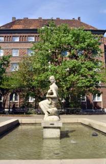 ARH Slg. Bürgerbüro 171, Mädchen mit Fischen-Brunnen am Friedrich-Ebert-Platz, Ricklingen, 1997
