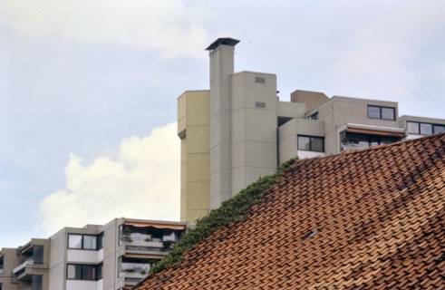 ARH Slg. Bürgerbüro 182, Blich auf den Schornstein eines Hochhausen, Ricklingen, 1997