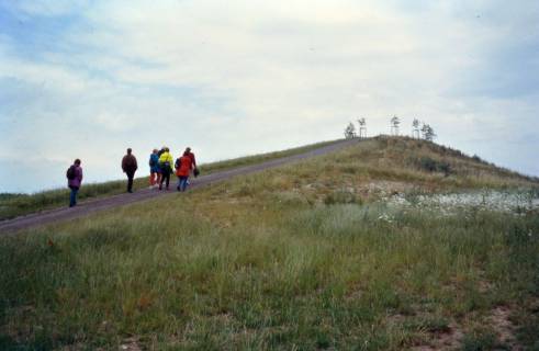 ARH Slg. Bürgerbüro 245, Mitglieder des Bürgerbüros für Stadtentwicklung Hannover e. V. auf dem Hügel, Kronsberg, 2000