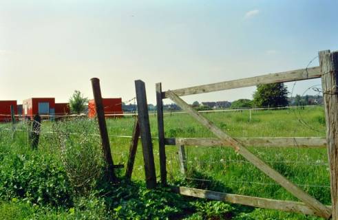 ARH Slg. Bürgerbüro 285, Blick auf eine Weide und Container, Misburg?, 1996