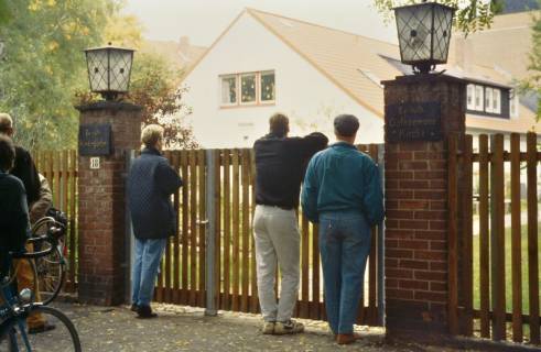 ARH Slg. Bürgerbüro 318, Mitglieder des Bürgerbüros für Stadtentwicklung Hannover e. V. am Eingangstor des Ev.-luth. Kindergarten der Gethsemane Kirche in der Klopstockstraße 18, List, 1996