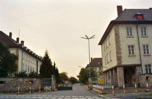 ARH Slg. Bürgerbüro 325, Wache und Zufahrt zur ehemaligen Prinz-Albrecht-Kaserne. Heute Wohngebiet mit Schulen, Sozialeinrichtungen und Pflegeheimen, Bothfeld, 1996