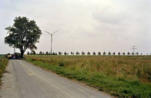 ARH Slg. Bürgerbüro 341, Mitglieder des Bürgerbüros für Stadtentwicklung Hannover e. V. auf einem Feldweg nahe des Expo Geländes, Hannover-Mittelfeld, 1998