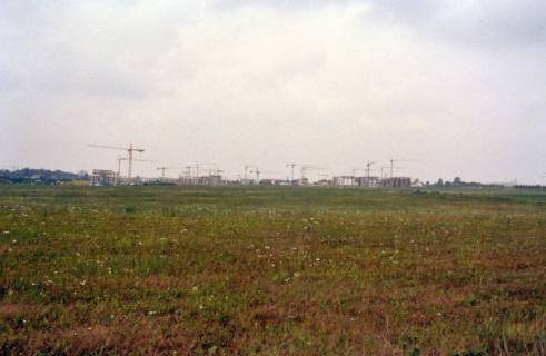 ARH Slg. Bürgerbüro 342, Blick über eine Wiese auf eine Baustelle, Kronsberg?, 1998