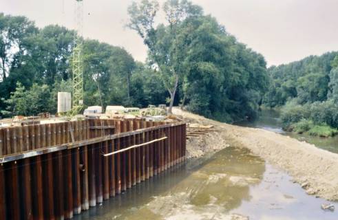 ARH Slg. Bürgerbüro 352, Baustelle an einem Ufer der Leine im Bereich kurz vor der Leineabstiegsschleuse am Stockhardtweg (Höhe der Wasserstadt), links der Leineabstiegskanal, rechts die Leine?, Hannover, 1998