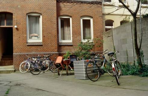 ARH Slg. Bürgerbüro 364, Hinterhof mit abgestellten Fahrrädern eines Wohngebäudes, Hannover, 1998