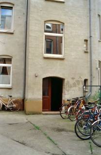 ARH Slg. Bürgerbüro 366, Eingang vom Hinterhof mit abgestellten Fahrrädern eines Wohngebäudes, Hannover, 1998