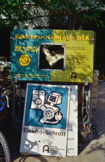 ARH Slg. Bürgerbüro 369, Gitterbox mit Hinweis für Entsorgung von Elektro-Schrott auf dem Hof der Werkstatt-Schule in der Kniestraße 10, Hannover-Nordstadt, 1998