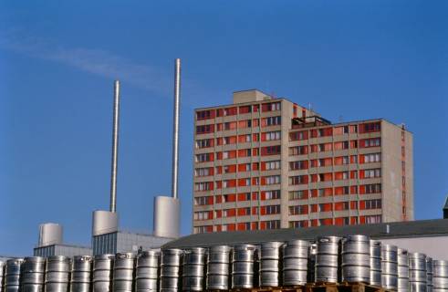 ARH Slg. Bürgerbüro 389, Schornsteine des Heizkraftwerk Linden und Hochhaus vom Ihmezentrum, davor Fässer der ehemaligen Lindener Brauerei (Abriss Mitte 2000), Linden, zwischen 1995/2000