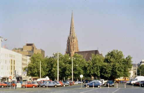 ARH Slg. Bürgerbüro 396, Blick von einem Parkplatz am Klagesmarkt auf die Christuskirche, Hannover-Nordstadt, zwischen 1995/2000