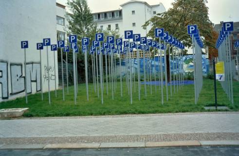 ARH Slg. Bürgerbüro 423, Kunstinstallation "Stattpark" von Klaus Madlowski am Lindenauer Markt 15, Leipzig, 2003