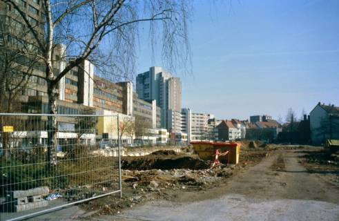 ARH Slg. Bürgerbüro 476, Gelände der ehemaligen Lindener Aktien-Brauerei  nach dem Abriss mit Blick auf das Ihme-Zentrum, Linden, 2000