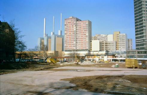ARH Slg. Bürgerbüro 477, Gelände der ehemaligen Lindener Aktien-Brauerei  nach dem Abriss mit Blick auf die Türme des Heizkraftwerks und das Ihme-Zentrum, Linden, 2000