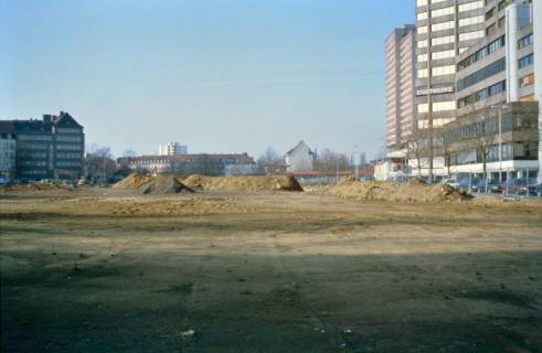 ARH Slg. Bürgerbüro 478, Gelände der ehemaligen Lindener Aktien-Brauerei  nach dem Abriss, links ein Teil des Ihme-Zentrums, Linden, 2000