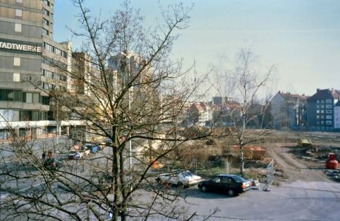 ARH Slg. Bürgerbüro 479, Gelände der ehemaligen Lindener Aktien-Brauerei  nach dem Abriss mit Blick auf das Ihme-Zentrum an der Blumenauer Straße, Linden, 2000