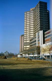 ARH Slg. Bürgerbüro 480, Gelände der ehemaligen Lindener Aktien-Brauerei  nach dem Abriss mit Blick auf Gebäude des Ihme-Zentrums an der Blumenauer Straße, Linden, 2000