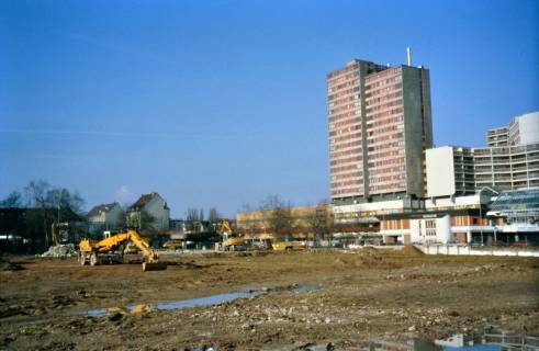 ARH Slg. Bürgerbüro 482, Gelände der ehemaligen Lindener Aktien-Brauerei  nach dem Abriss mit Blick auf das Ihme-Zentrum, Linden, 2000