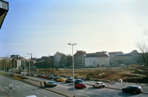 ARH Slg. Bürgerbüro 484, Blick vom Ihme-Zentrum auf das Gelände der ehemaligen Lindener Aktien-Brauerei  an der Blumenauer Straße, Linden, 2000