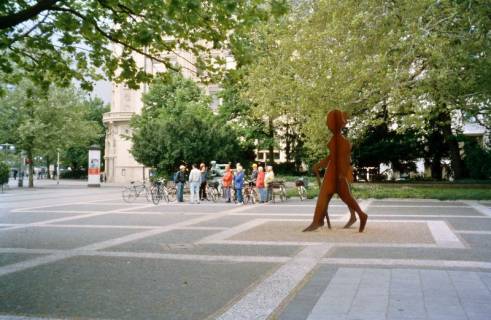 ARH Slg. Bürgerbüro 501, Mitglieder des Bürgerbüros für Stadtentwicklung Hannover e. V. beim Zwischenstopp auf dem Georgsplatz während einer Cityring Radtour, Hannover-Mitte, 2001