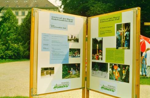 ARH Slg. Bürgerbüro 518, Ausstellungstafeln des Bürgerbüros für Stadtentwicklung Hannover e. V. auf dem Fest für eine Kinderfreundliche Stadt, Hannover, um 1998
