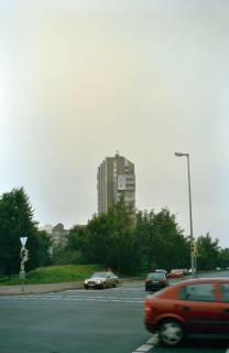 ARH Slg. Bürgerbüro 550, Blick über die Kreuzung Sahlkamp/Holzwiesen auf den Gebäudeturm des Hochhauses Klingenthal 6b, Bothfeld-Vahrenheide, zwischen 2002/2003